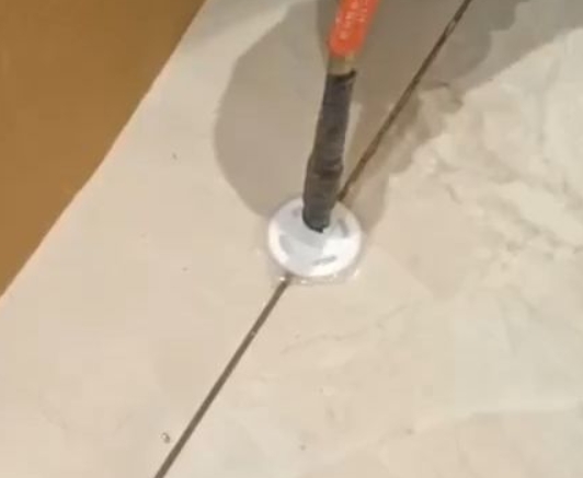 昭化瓷砖空鼓维修公司专业解答瓷砖在铺贴过程中，如果没有涂抹均匀到位的粘结材料（如水泥砂浆或瓷砖胶），可能会导致以下问题
