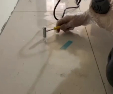 昭化瓷砖开裂维修公司专业分享瓷砖在铺贴前如果没有沥干水分，将会导致以下问题